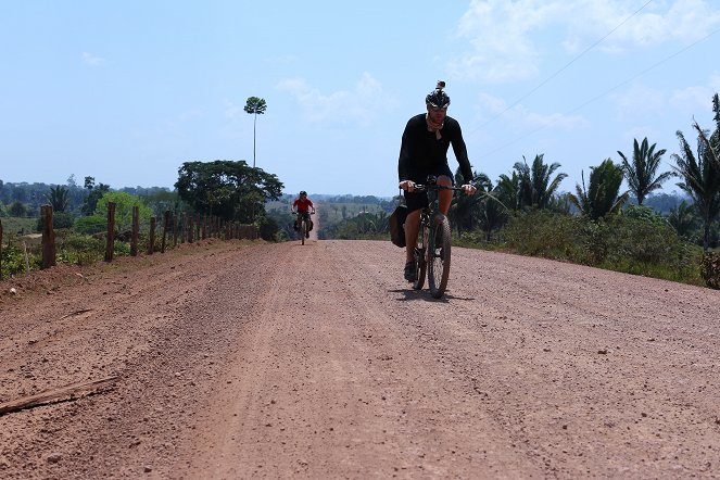 Transamazonskou dálnicí na kole - Z filmu