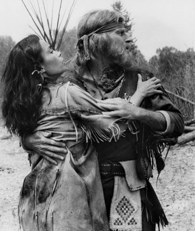 Duell am Wind River - Filmfotos - Victoria Racimo, Charlton Heston
