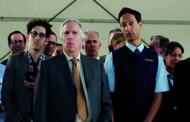 Larry Gaye: Renegade Male Flight Attendant - De la película - Henry Winkler, Danny Pudi