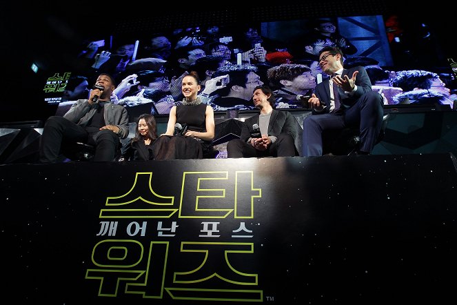 Star Wars: Sila sa prebúdza - Z akcií - John Boyega, Daisy Ridley, Adam Driver, J.J. Abrams
