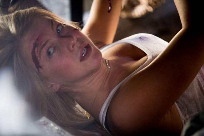 Curve - Van film - Julianne Hough