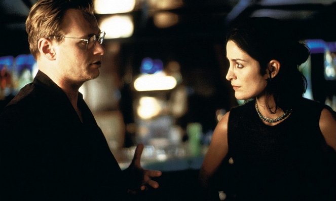 Memento - Tournage - Christopher Nolan, Carrie-Anne Moss