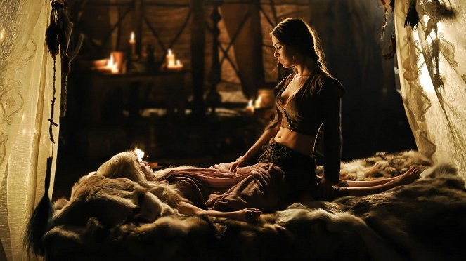 Game Of Thrones - Der Königsweg - Filmfotos - Emilia Clarke, Roxanne McKee