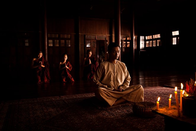 Twilight Over Burma - Photos - Daweerit Chullasapya