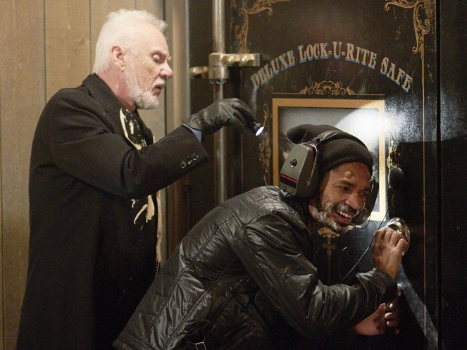 Home Alone: The Holiday Heist - Photos - Malcolm McDowell, Eddie Steeples