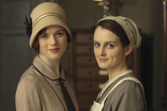 Downton Abbey - Season 6 - Episode 4 - Promoción - Rose Leslie, Sophie McShera