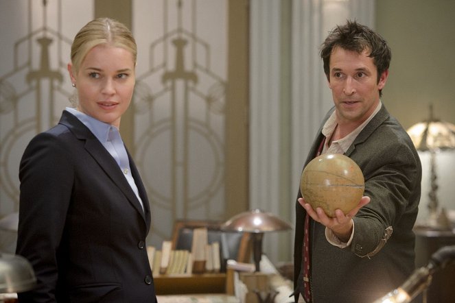 Bibliotekarze - Season 1 - Miecz w kamieniu - Z filmu - Rebecca Romijn, Noah Wyle