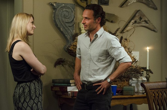 Živí mrtví - Večírek - Z filmu - Alexandra Breckenridge, Andrew Lincoln