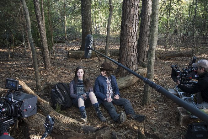 Walking Dead - Yritä - Kuvat kuvauksista - Katelyn Nacon, Chandler Riggs