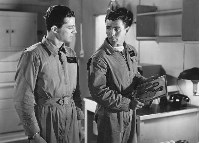 Wing and a Prayer: The Story of Carrier X - Van film - Dana Andrews, William Eythe