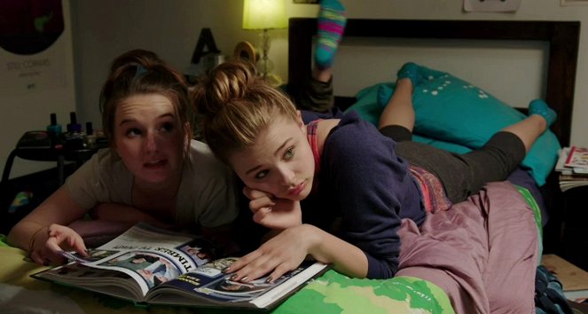 Życie nie gryzie - Z filmu - Kaitlyn Dever, Chloë Grace Moretz
