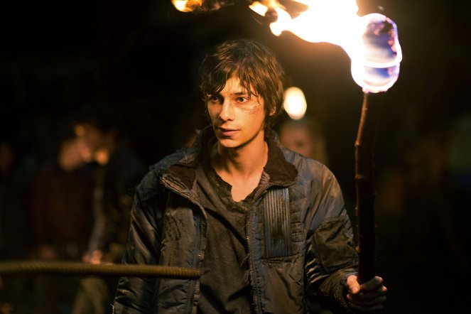 The 100 - His Sister's Keeper - Van film - Devon Bostick