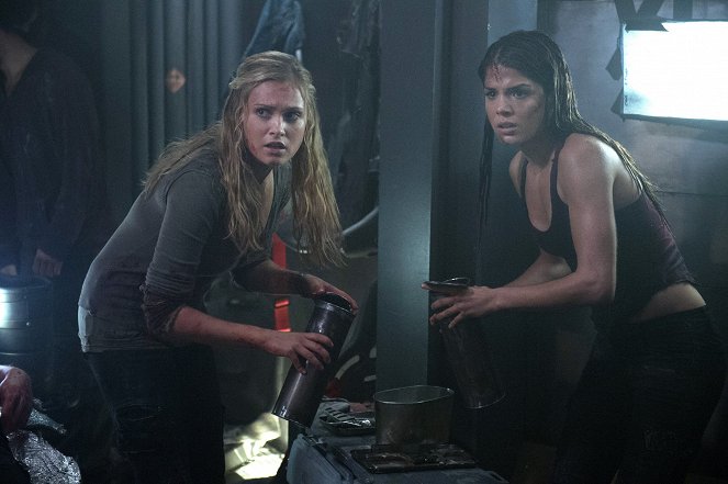 The 100 - Contents Under Pressure - Photos - Eliza Taylor, Marie Avgeropoulos