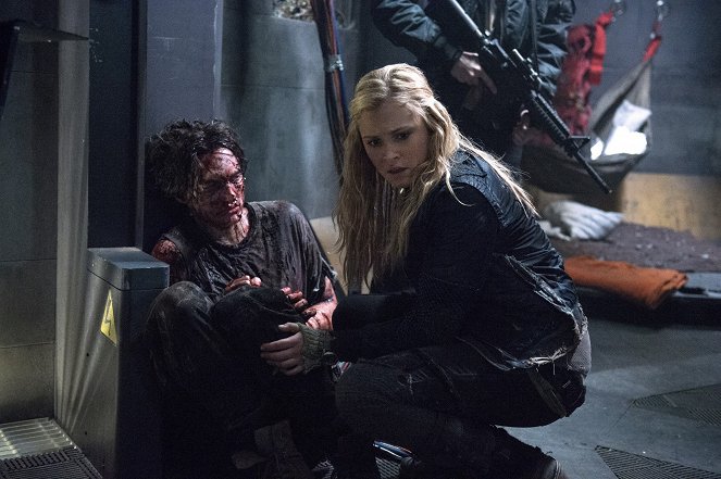 The 100 - Season 1 - I Am Become Death - Photos - Richard Harmon, Eliza Taylor