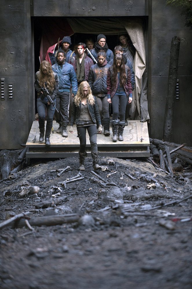 The 100 - Season 1 - We Are Grounders: Part 2 - Photos - Chelsey Reist, Eliza Taylor, Genevieve Buechner