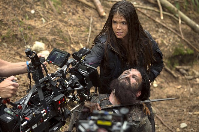 The 100 - Mal des montagnes - Tournage - Marie Avgeropoulos, Ty Olsson