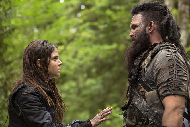 Prvých 100 - Inclement Weather - Z filmu - Marie Avgeropoulos, Ty Olsson