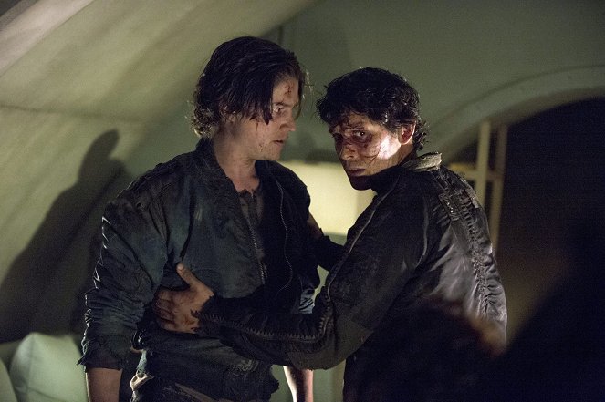 The 100 - Season 2 - Bluternte - Filmfotos - Thomas McDonell, Bob Morley