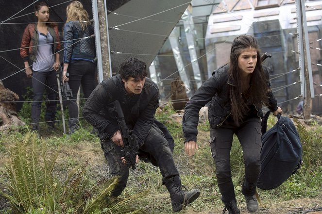 Prvních 100 - Human Trials - Z filmu - Lindsey Morgan, Bob Morley, Marie Avgeropoulos