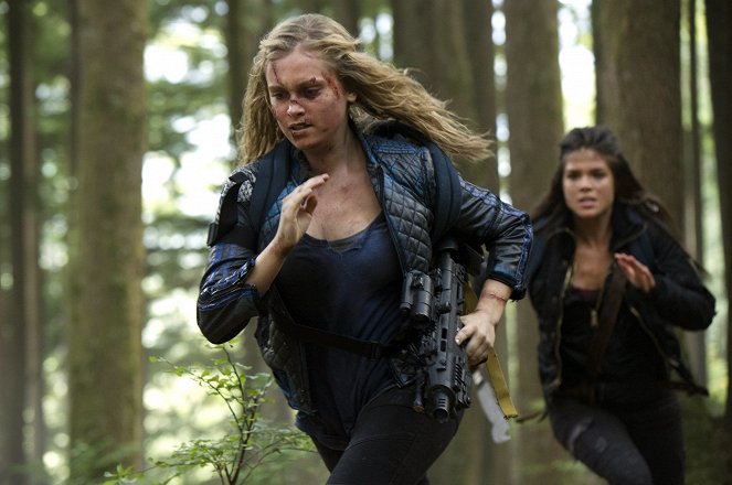 The 100 - Human Trials - Photos - Eliza Taylor, Marie Avgeropoulos