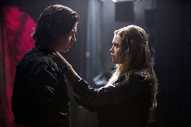The 100 - Long Into an Abyss - Van film - Thomas McDonell, Eliza Taylor