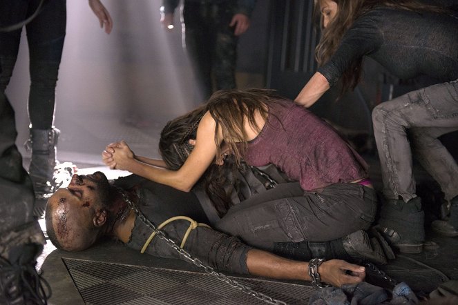 The 100 - Long Into an Abyss - Kuvat elokuvasta - Ricky Whittle, Marie Avgeropoulos, Paige Turco