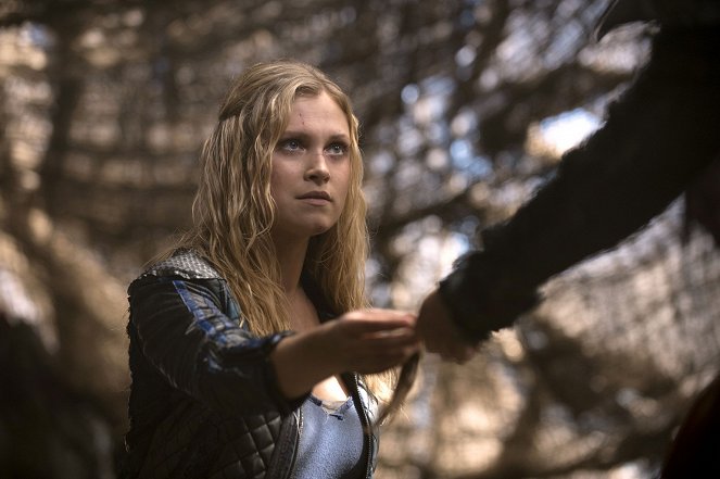 The 100 - Long Into an Abyss - Photos - Eliza Taylor