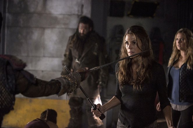 The 100 - Long Into an Abyss - Photos - Paige Turco, Eliza Taylor
