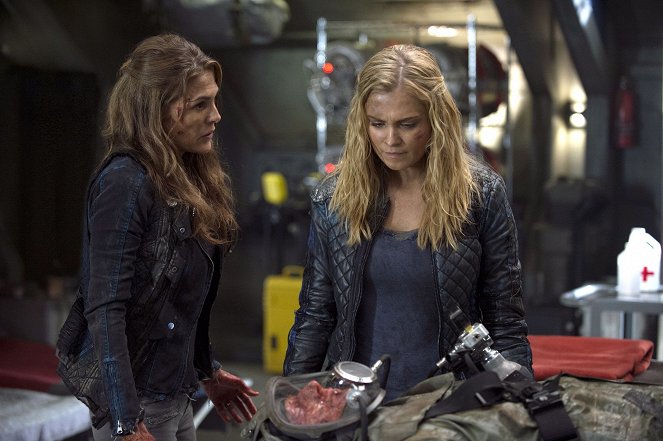 The 100 - Coup de Grâce - Van film - Paige Turco, Eliza Taylor