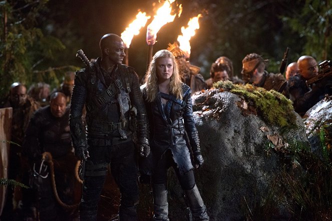 The 100 - Blood Must Have Blood: Part 1 - Photos - Ricky Whittle, Eliza Taylor