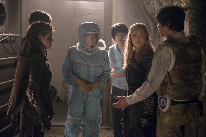 The 100 - Blood Must Have Blood: Part 2 - Photos - Marie Avgeropoulos, Eve Harlow, Christopher Larkin, Eliza Taylor