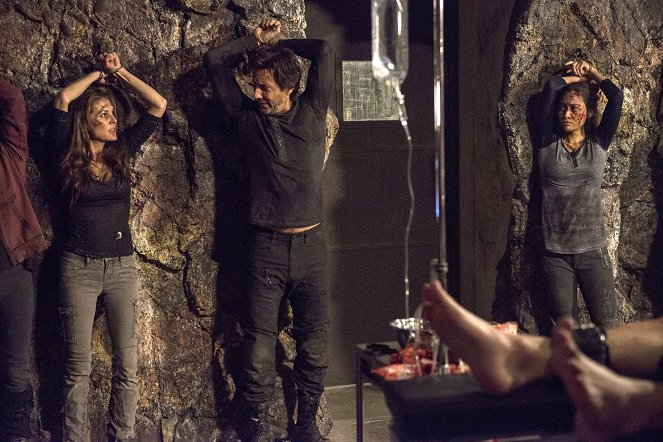 The 100 - Blood Must Have Blood: Part 2 - Photos - Paige Turco, Henry Ian Cusick, Lindsey Morgan