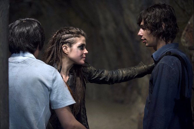 The 100 - Blood Must Have Blood: Part 2 - Photos - Marie Avgeropoulos, Devon Bostick