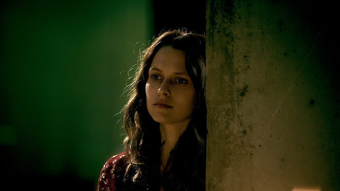 Holtpont - Filmfotók - Teresa Palmer