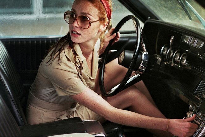 Hölgy az autóban szemüvegben és puskával - Filmfotók - Freya Mavor
