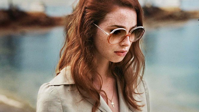 The Lady in the Car with Glasses and a Gun - Filmfotos - Freya Mavor