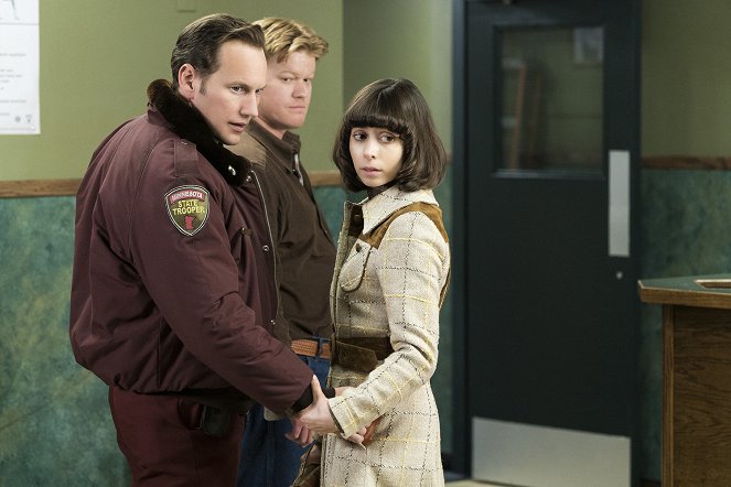 Fargo - Season 2 - Nosorožec - Z filmu - Patrick Wilson, Jesse Plemons, Cristin Milioti