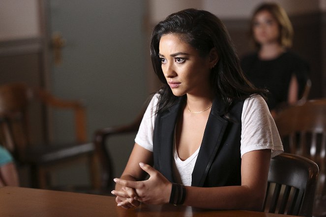 Pretty Little Liars - Of Late I Think of Rosewood - Van film - Shay Mitchell