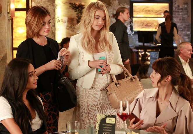 Pretty Little Liars - Of Late I Think of Rosewood - Photos - Shay Mitchell, Lucy Hale, Ashley Benson, Troian Bellisario