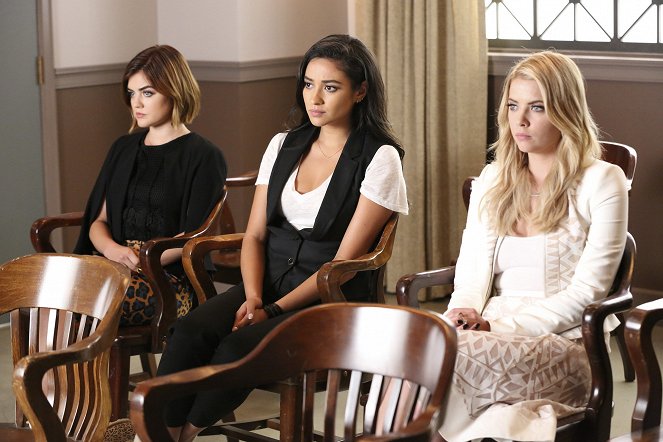 Pretty Little Liars - Season 6 - Of Late I Think of Rosewood - Photos - Lucy Hale, Shay Mitchell, Ashley Benson