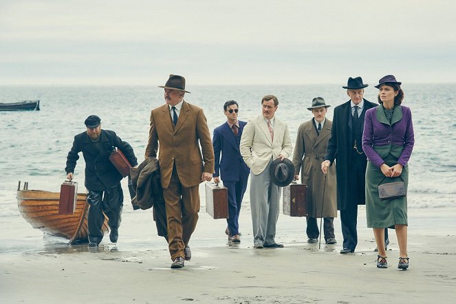 And Then There Were None - Episode 1 - Van film - Christopher Hatherall, Sam Neill, Aidan Turner, Toby Stephens, Burn Gorman, Charles Dance, Maeve Dermody
