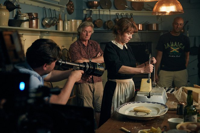 And Then There Were None - Episode 1 - Van de set - Anna Maxwell Martin