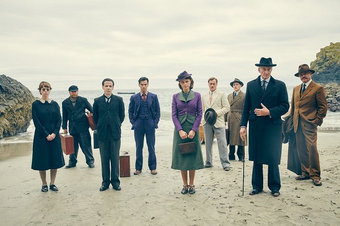 And Then There Were None - Episode 1 - Promokuvat - Anna Maxwell Martin, Christopher Hatherall, Noah Taylor, Aidan Turner, Maeve Dermody, Toby Stephens, Burn Gorman, Charles Dance, Sam Neill