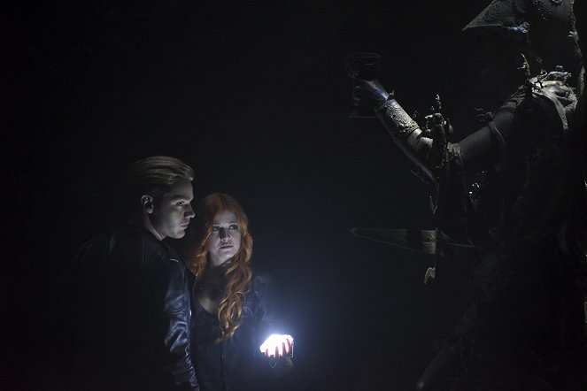 Shadowhunters: The Mortal Instruments - Der Abstieg in die Hölle ist nicht leicht - Filmfotos - Dominic Sherwood, Katherine McNamara