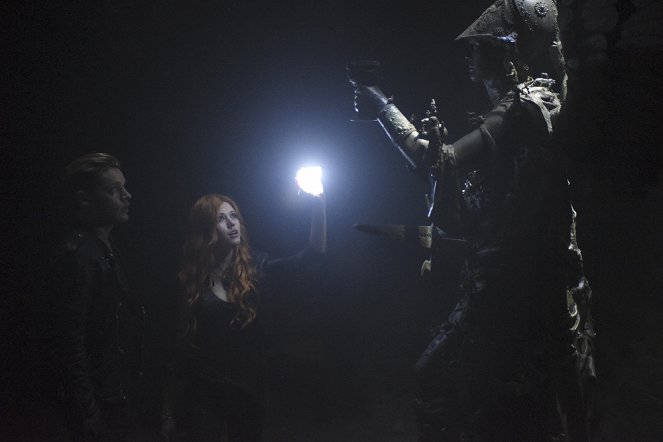 Shadowhunters: The Mortal Instruments - Zejście do piekła nie jest łatwe - Z filmu - Dominic Sherwood, Katherine McNamara