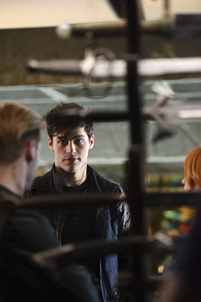 Shadowhunters: The Mortal Instruments - The Descent Into Hell Isn't Easy - Photos - Matthew Daddario