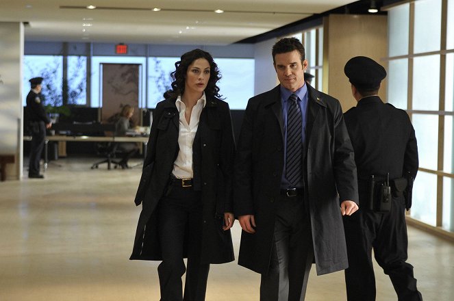 Warehouse 13 - Implosion - Van film - Joanne Kelly, Eddie McClintock