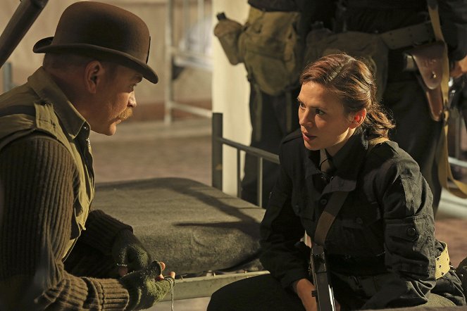 Agentka Carter - Żelazny sufit - Z filmu - Neal McDonough, Hayley Atwell