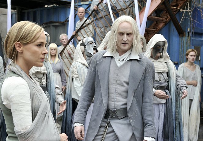 Defiance - Down in the Ground Where the Dead Men Go - Photos - Julie Benz, Tony Curran