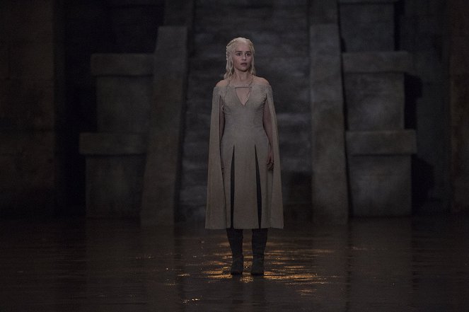 Game of Thrones - The Wars to Come - Photos - Emilia Clarke